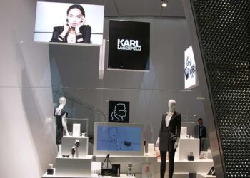 In Karl we trust – dachte sich Swarovski und kooperiert mit dem legendären Modeschöpfer. Die Kooperation war ein großes Thema in Basel – und wurde dementsprechend präsentiert.