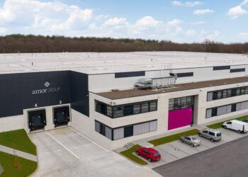 Im neuen Logistikzentrum von Amor sind nun alle Abläufe, wie das Hauptlager, der Wareneingang und Retouren unter einem Dach gebündelt.