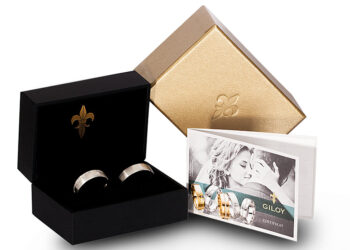 Das tiefe Schwarz der Giloy-Ringbox lässt die Diamanten ganz besonders strahlen! Ganz im Zeichen der Lilie, dem Markenzeichen der Manufaktur aus Idar-Oberstein.