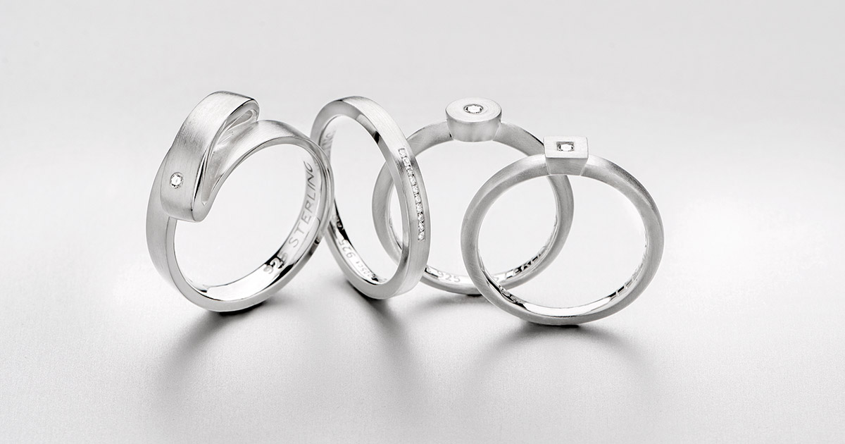 Das schlichte Design in Sterling-Silber funkelt durch die Diamanten.