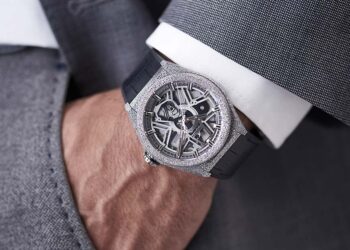 Durch den offenen Gehäuseboden kann das neue Kaliber mit einer Frequenz von 15 Hz beobachtet werden.