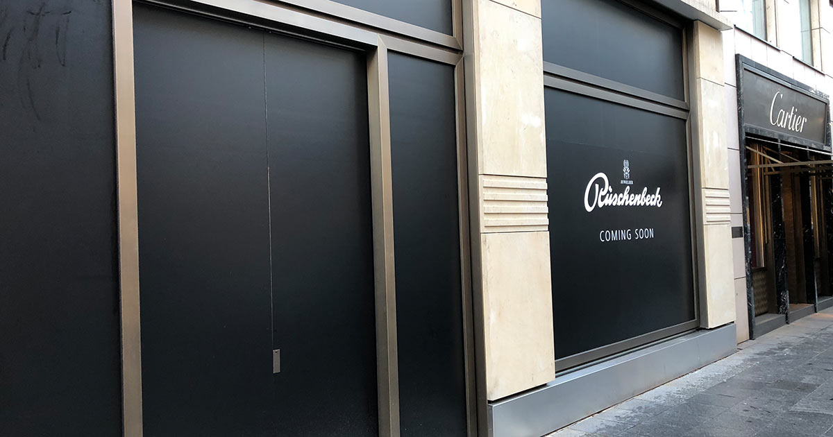 Nun sieht man auch am neuen, zusätzlichen Standort in der Goethestraße in Frankfurt bereits, dass Juwelier Rüschenbeck wohl nicht mehr lange auf sich warten lassen wird. Ob mit oder ohne Rolex?