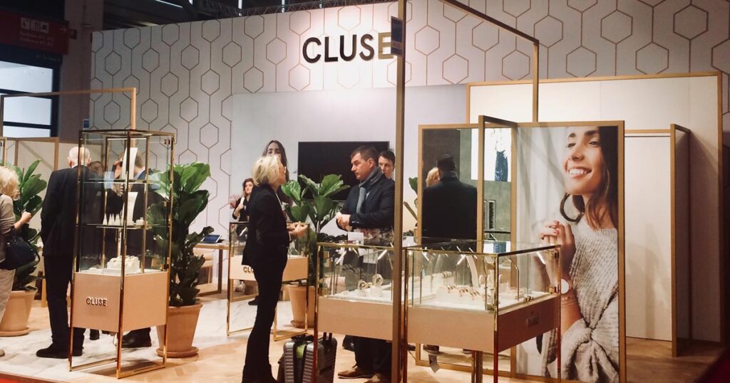 Der Stand von Cluse repräsentiert sich so, wie auch die Uhrendesigns sind: klassisch, clean, lässig.