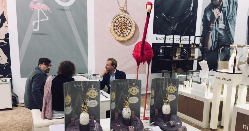 Ananas, Flamingo, Emojis & Co. stehen bei Nana Kay im Fokus ... auch der Messestand zeigt sich von der coolen Seite mit beliebtem Flamingo-Aufsteller ...