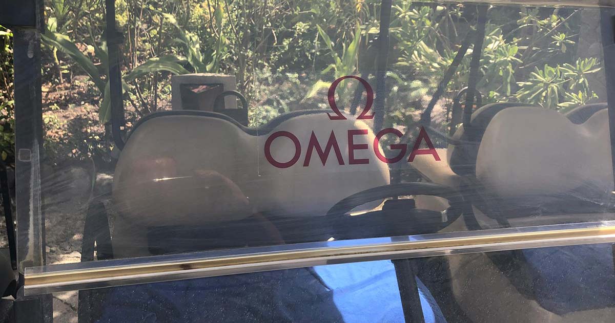 Eigens von Omega gebrandete Transportmittel machen die Bedeutung der Marke bewusst.