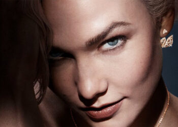 Swarovski widmet dieses Jahr dem „Iconic Swan“ eine eigene Schmucklinie. Hier präsentiert von Markenbotschafterin Karlie Kloss.