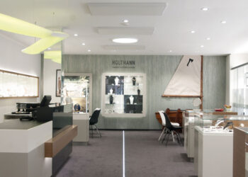 Um Verbraucher in den höherwertigen Bereich mit schwarz-weißer Akzentvitrine zu führen, wurde im Boden ein durchgehendes LED-Lichtband eingesetzt.