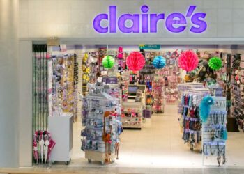 Claire's verkauft Schmuck, Accessoires und Taschen in 7.500 Geschäften in 45 Ländern weltweit.