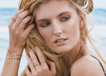 Mehrere Armbänder, unterschiedliche Ketten und Ringe – so tragen Konsumentinnen Schmuck.