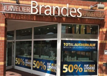 Zum Endspurt des Ausverkaufs: Auf den Schaufenstern von Juwelier Brandes wurde mit „50 % auf alle unsere Artikel“ geworben. Kunden strömten scharenweise ins Geschäft.