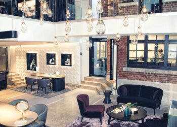 Durch die Einbindung des ehemaligen Innenhofs wurde eine völlig neue Atmosphäre geschaffen, die das Motto des Hauses „Schönes. Entdecken.“ perfekt umsetzt.