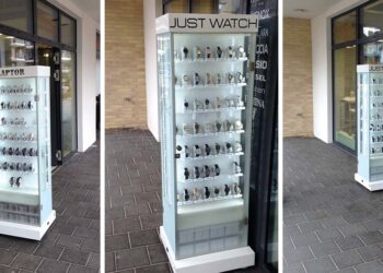 Die Außenvitrine von Unique Time ist bei Juwelier Volker Schmidt so erfolgreich, dass er sie nach Heiligenhafen und Fehmarn nun auch in Scharbeutz zum Einsatz bringt. Die Messlatte liegt hoch, mindestens 300 Uhren sollen es mit der neuen Vitrine pro Jahr werden.