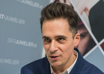 Alessandro Gensini, Gesamt-Marketingchef von Nomination, glaubt an den stationären Juwelier. Wie geht er mit Amazon & Co. um? Antworten gibt er im Interview mit JuwelierTV.