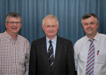 Reinhard Nonnenmacher (Mitte) mit seinen Söhnen Jörg Nonnenmacher (l.) und Alex Schickel.