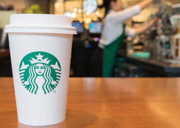 Wo eine Starbucks-Filiale eröffnet wird, steigen die Mietpreise. Das fand eine Studie der Harvard Business School heraus. | © Natee Meepian, Shutterstock