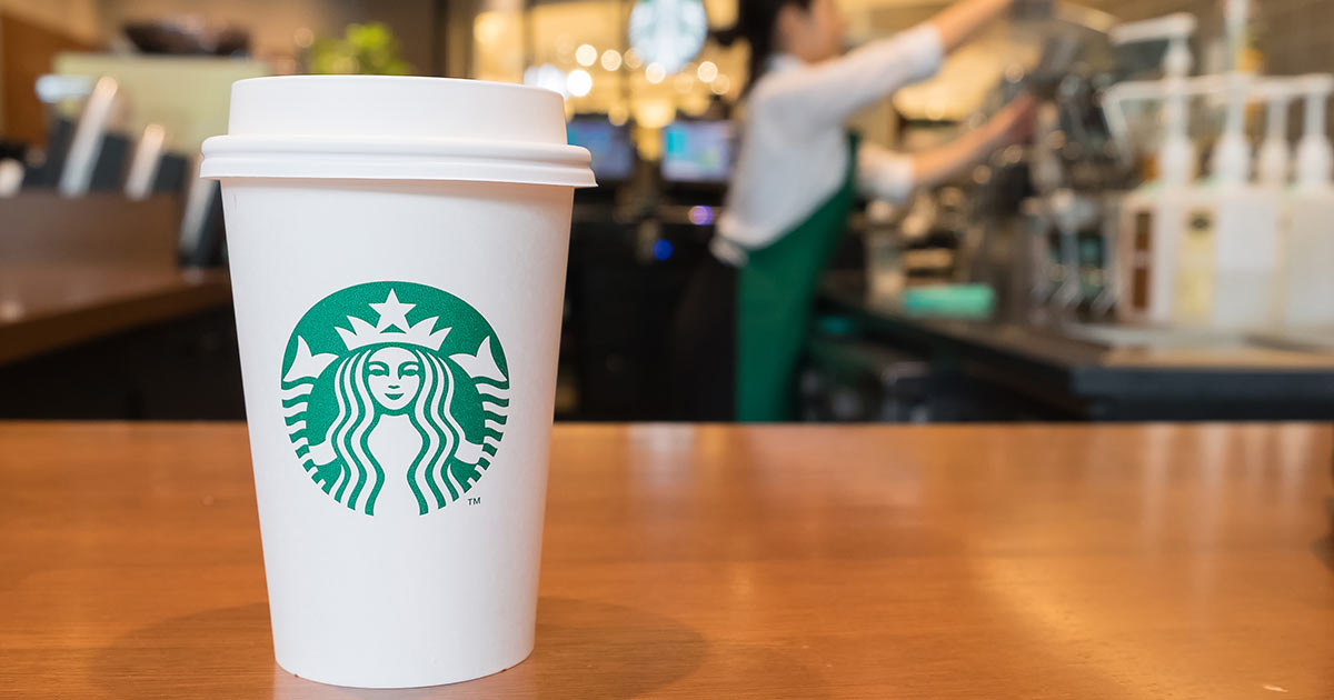 Wo eine Starbucks-Filiale eröffnet wird, steigen die Mietpreise. Das fand eine Studie der Harvard Business School heraus. | © Natee Meepian, Shutterstock