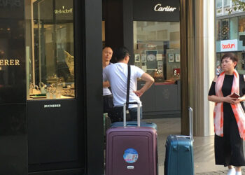 CH + China: Es gibt enge Beziehungen zwischen der Schweiz und China. Mit einem Freihandelsabkommen sind sie gestärkt worden. Größter Profiteur von den Zollersparnissen ist die Schweizer Uhrenindustrie.