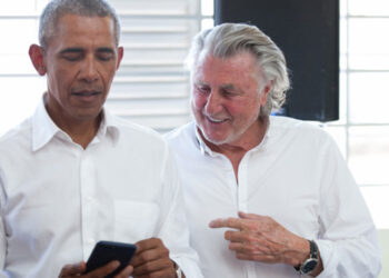 Beim Treffen in Kenia probierte Ex-Präsident Barack Obama mit Hilfe von Roland Rauschmayer den Rauschmayer-3D-Designer auf dem Handy aus. Er feiert am 3. Oktober seinen 26. Hochzeitstag mit Michelle und sucht noch das perfekte Geschenk.