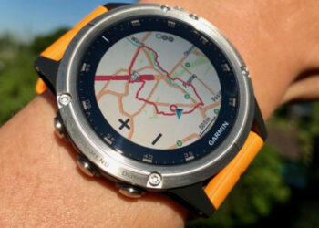 Die Spotifiy App ist für die Premium Kollektion „Fenix 5 Plus“ verfügbar und kann auf der Uhr installiert werden.