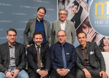 Die Gesprächsrunde von „Blickpunkt Juwelier“ mit vier Juwelieren, einem Ladenbauer (hinten r.) und Chefredakteur Ulrich Voß (hinten l.) ging der Frage nach: Was tun nach Fossil und Pandora?