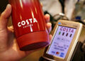 Kaffee kontaktlos bezahlen. Costa Coffee bietet diesen Service mit einem smarten Becher (Foto: Costa)
