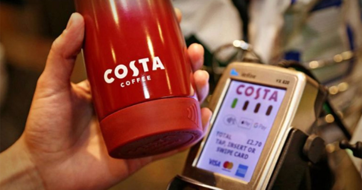 Kaffee kontaktlos bezahlen. Costa Coffee bietet diesen Service mit einem smarten Becher (Foto: Costa)
