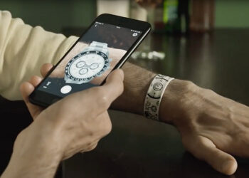 Mit der neuen Virtual Reality-Technologie von Chrono24 können Uhren am Smartphone virtuell anprobiert werden. Dazu braucht es nur die App und ein Tracking-Armband am Handgelenk.