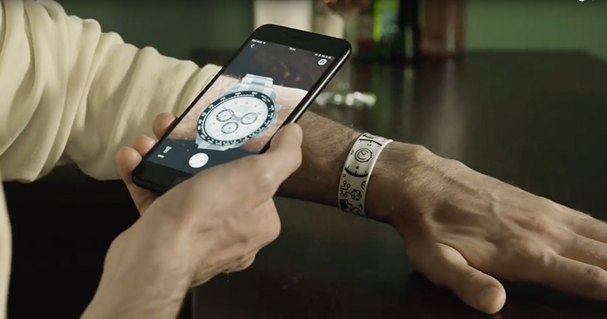 Mit der neuen Virtual Reality-Technologie von Chrono24 können Uhren am Smartphone virtuell anprobiert werden. Dazu braucht es nur die App und ein Tracking-Armband am Handgelenk.