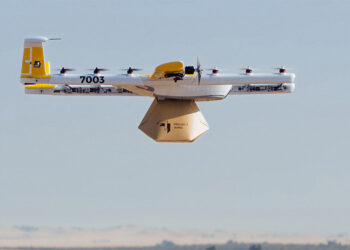 Die Hummingbird-Drohne von Wing liefert Pakete an den gewünschten Ort.