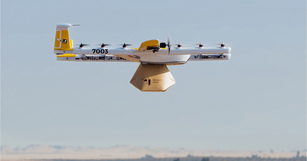 Die Hummingbird-Drohne von Wing liefert Pakete an den gewünschten Ort.