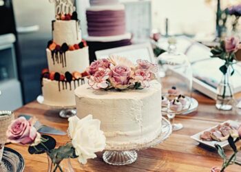 Natürlich darf die Hochzeitstorte auf keiner Hochzeit fehlen. Die Konditorei Billstein zeigte, was alles möglich ist. © Mel Lorscheid Fotografie