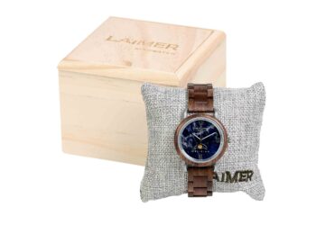 Eine Holzuhr von Laimer – das ideale Ostergeschenk.