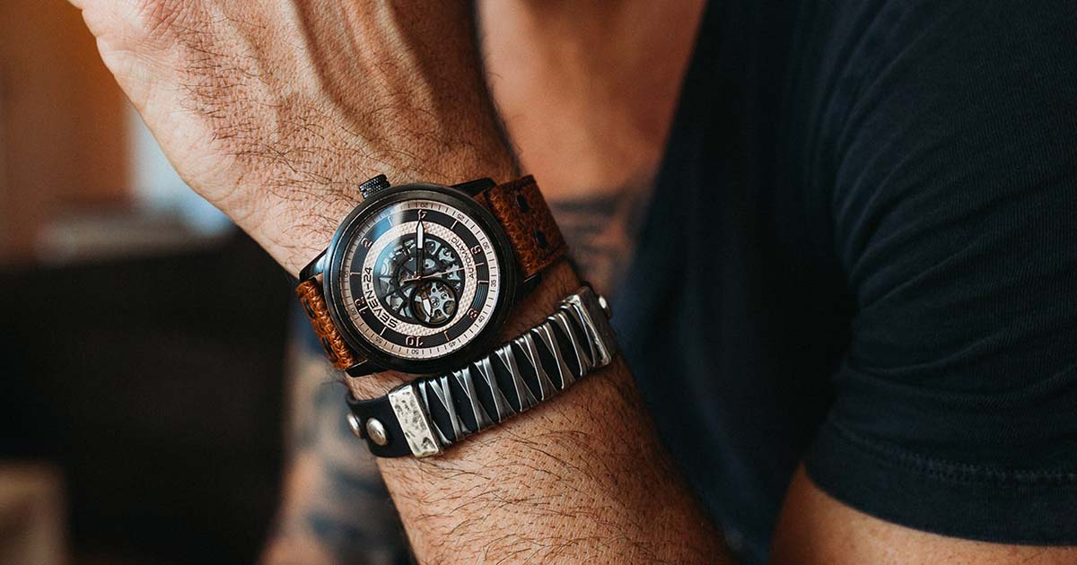 Die coolen Lederarmbänder mit Edelstahl-Verzierungen lassen sich perfekt mit den Uhren kombinieren.