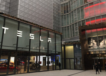 Tesla ade? Elon Musk will seine Läden (hier Stuttgart) schließen und die Autos ausschließlich online zum Kauf anbieten.