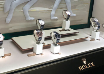 Britische Juweliere befürchten den harten Brexit und bestellen 76 % mehr Schweizer Uhren.