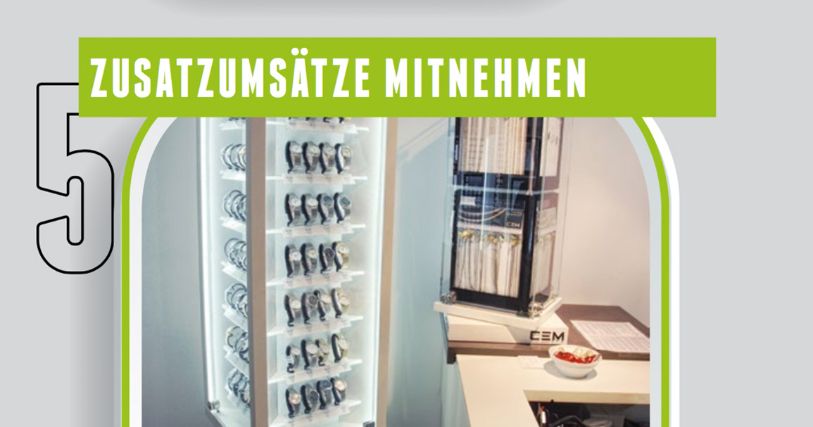 Basic-Uhren bis 79 Euro in der Drehvitrine (links) oder einen Mini-Thekendisplay für Ketten: Uhrmeister nutzt systematisch die Chance auf den Zusatz-Bon.