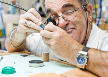 Die Zahl der Beschäftigen der Schweizer Uhrenindustrie ist 2018 um 5,2 % gestiegen.