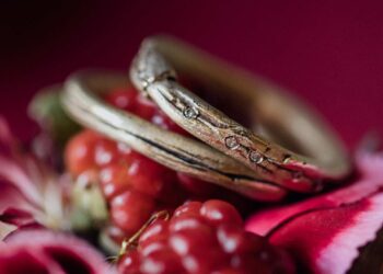 Das Blatt erzählt vom ewigen Kreislauf der Natur, der Menschen und somit auch von der Liebe. „Foglia“ ist erhältlich in verschiedenen Legierungen und Varianten (Gelbgold 585 mit Brillanten).