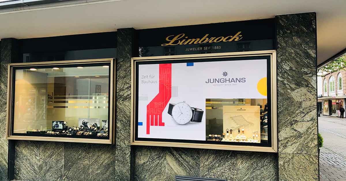 Juwelier-Limbrock-Singen Juwelier Limbrock in Singen hat einen Teil seiner Fensterfront für Junghans und das Bauhaus reserviert.