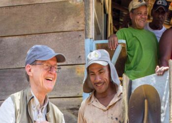 Goldschmied Toby Pomeroy (l.) setzt sich für eine Alternative zum Quecksilbereinsatz von kleingewerblichen Goldschürfern ein. Er hat einen Preis in Höhe von 1 Mio. US-Dollar ausgelobt für denjenigen, der eine Alternative findet. Unterstützung im deutschsprachigen Raum erhält er von Bernd Wolf.