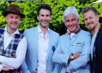 Feierten die Neuaufnahme von Bron mit einer großen Sommerparty (v.l.): Kai-Pierre Thieß von Juwelier Hilscher, Soko München-Schauspieler Florian Odendahl, Moderator Frederic Meissner und Sky-Moderator Gregor Teicher.