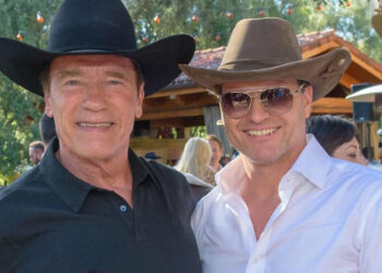 Sascha Moeri, CEO von Carl F. Bucherer, und Arnold Schwarzenegger.
