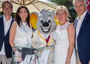 Oliver und Bianca Kleine mit Mauritia und Jürgen Mack vor der neuen Charity-Schmuckkollektion im Europa Park in Rust (v.l.).