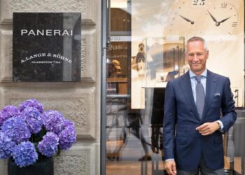 Lange-Geschäftsführer Wilhelm Schmid vor der neuen Boutique.