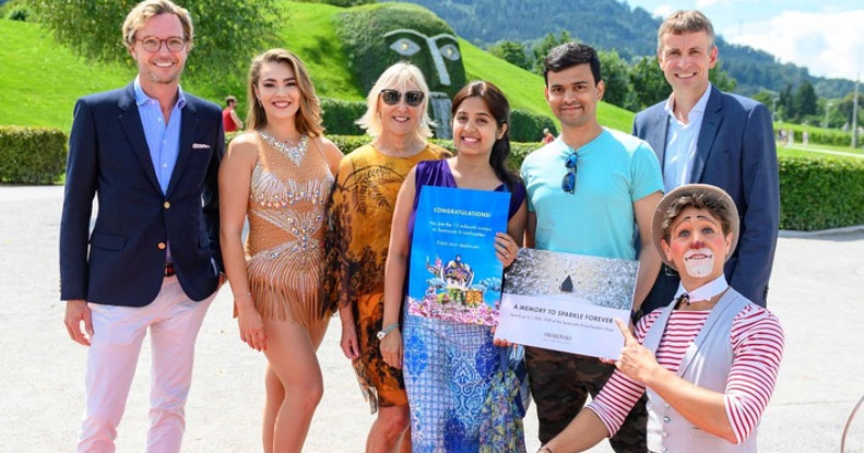 Darshana Raykar und ihr Lebensgefährte Achyut Hegde freuten sich, als sie von Roncalli-Artisten und Markus Langes-Swarovski, Carla Rumler sowie Stefan Isser als 15-millionste Gäste empfangen wurden.