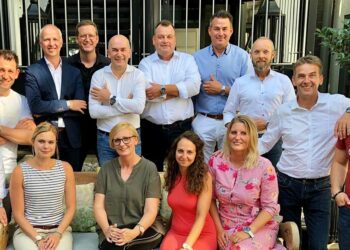 Ice-Watch hat eine neue Vertriebslösung für Deutschland gefunden. Das Foto zeigt in der Mitte den Gründer der Marke Jean-Pierre Lutgen, links daneben Daniel Friede (schwarzes Hemd), rechts Matthias Zarbock.