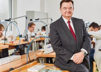 Vor genau 25 Jahren hat Lothar Schmidt Sinn Spezialuhren gekauft und seither konsequent weiter entwickelt.