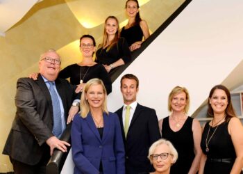 Juwelierfamilie Abeler mit Töchtern und Team, Falk Dettinger, Nina Ruge und Kristin Bellitto Abeler.
