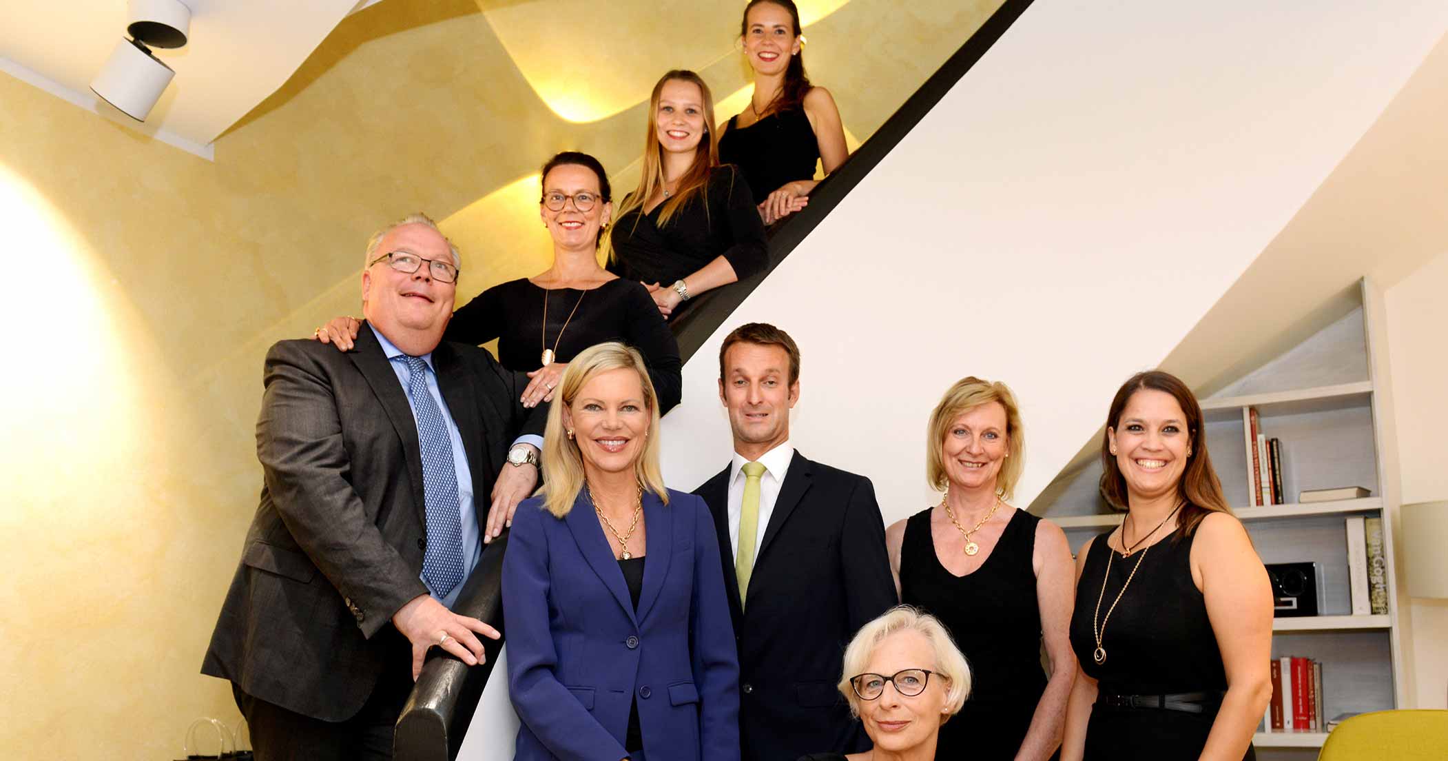 Juwelierfamilie Abeler mit Töchtern und Team, Falk Dettinger, Nina Ruge und Kristin Bellitto Abeler.