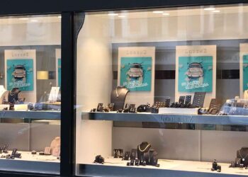 In jedem einzelnen Schaufenster weist Juwelier Lorenz mit einem Plakat auf den Mauerfall von vor 30 Jahren hin.